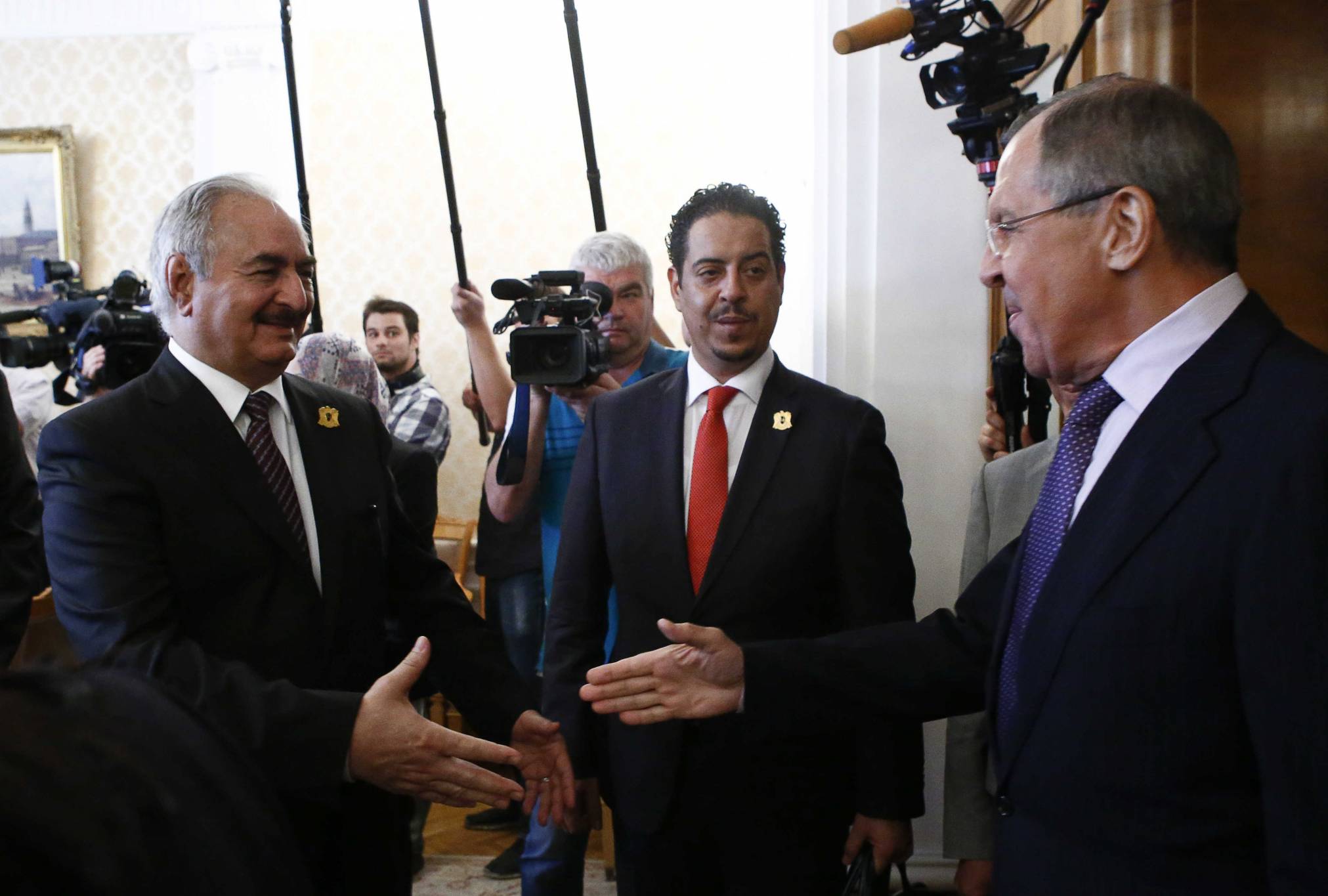 السفير الأميركي بموسكو يصف الدعم الروسي لحفتر بالخبيث