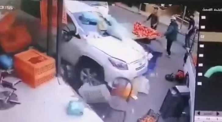 بالفيديو.. فقدت السيطرة على سيارتها فاقتحمت سوقاً شعبية