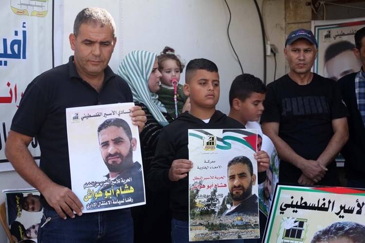6 أسرى دخلوا مرحلة الخطر
تظاهرات فلسطينية للتضامن معهم