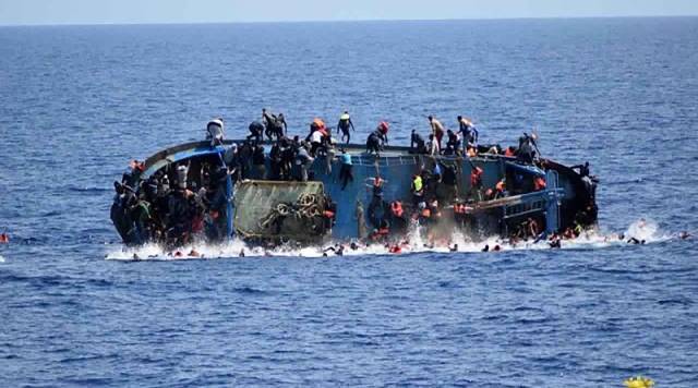 زورق على متنه 400 مهاجر يتعرض لعطل قبالة جزيرة كريت
