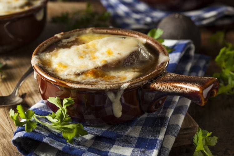 إليكم طريقة تحضير شوربة البصل الفرنسية