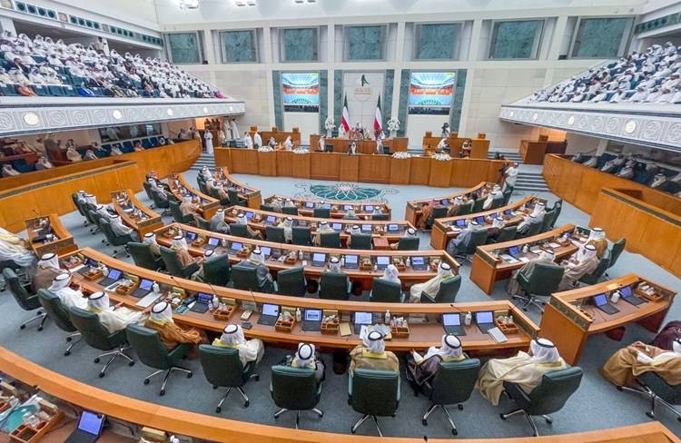 أمير الكويت يفتتح جلسات البرلمان