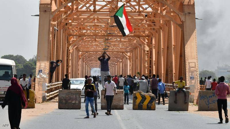 السودان: بلينكن يتحدث الى حمدوك ويدعم الحكم المدني
الاتحاد الأفريقي «يدين» والبنك الدولي يجمد مساعدته