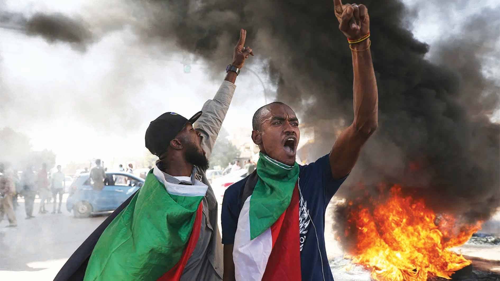 البرهان يكشف عن مفاوضات مع حمدوك لتشكيل حكومة جديدة