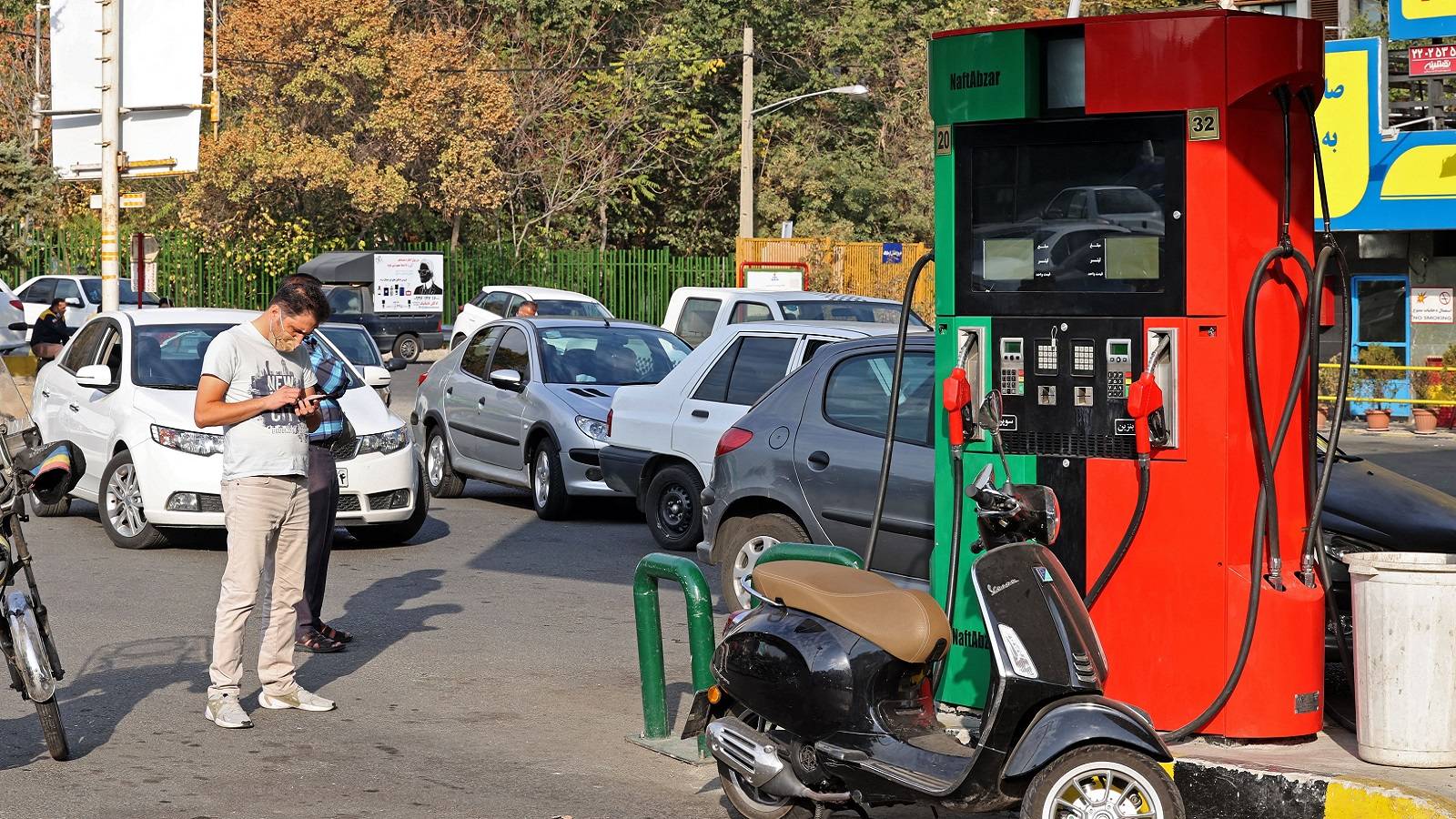 الهجوم على محطات البنزين في إيران تم بطريقة معقدة جداً