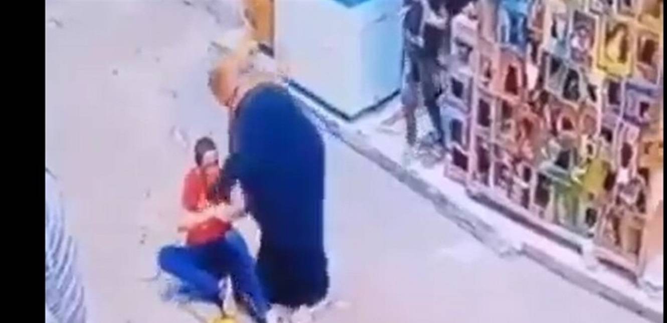 بالفيديو- سيدة تنقذ نجلها من الموت بأعجوبة