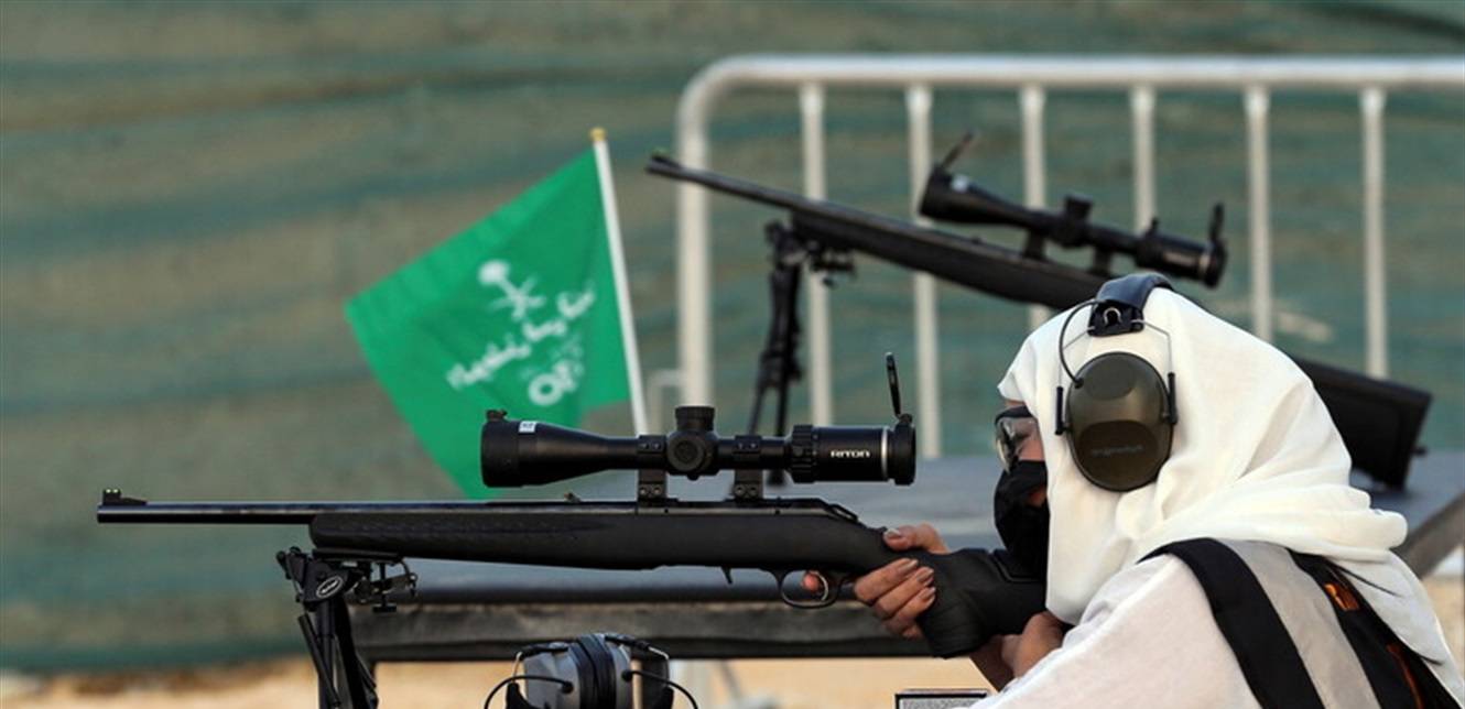 بالفيديو- مدربة أسلحة تكسر الصورة النمطية في السعودية!