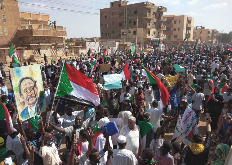 حمدوك يضع شروطاً لعودته... ودعوات لتوسيع العصيان المدني في السودان
البرهان يعلن أن الحكومة ستولد قريباً... ومساعٍ دوليّة لحلّ الأزمة