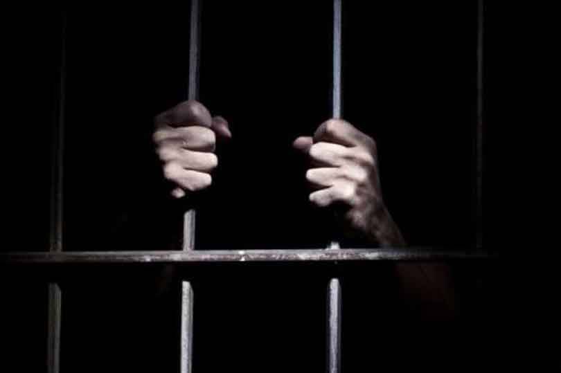 عراة عند باب المقبرة