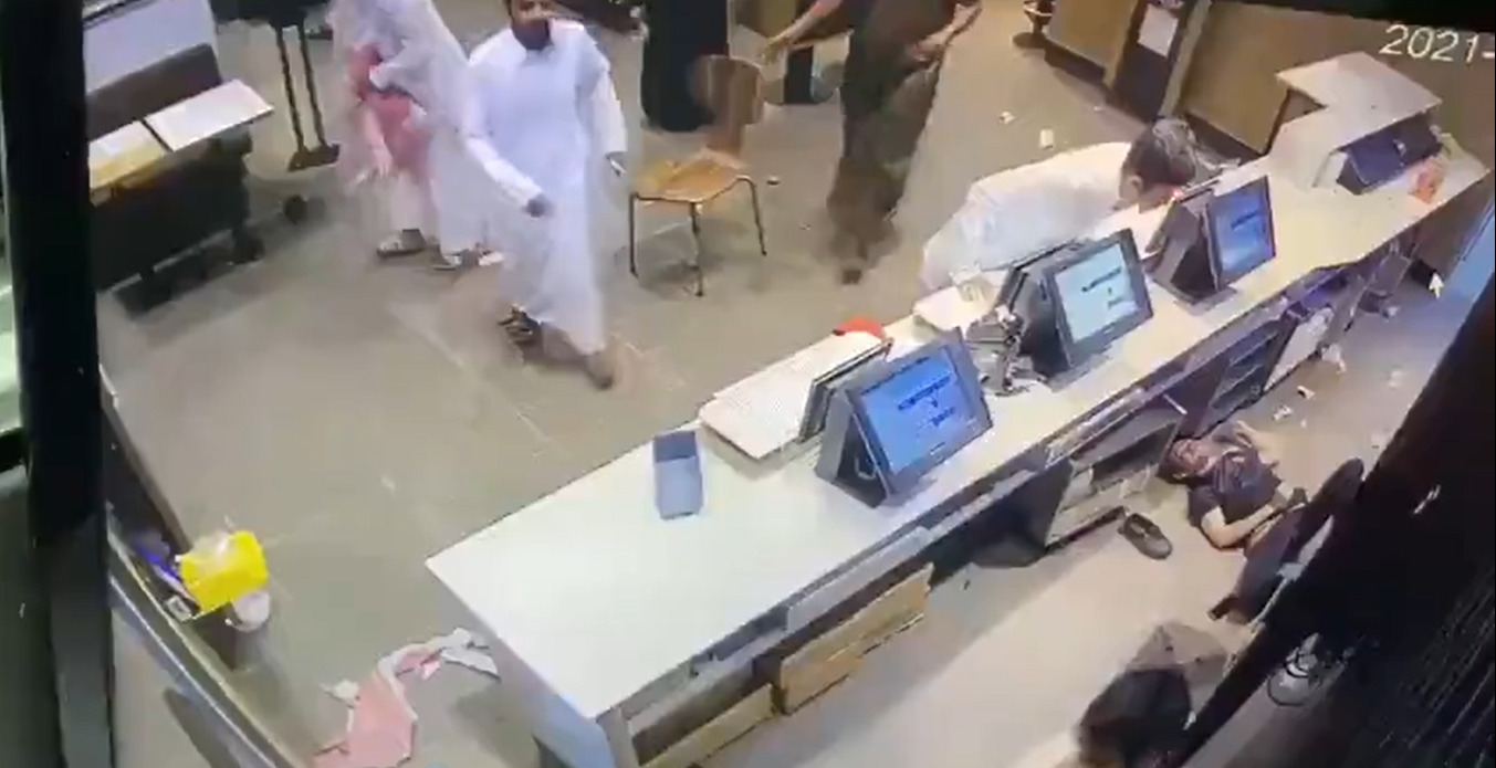 بالفيديو.. شبان يعتدون بعنف على موظفي مطعم في السعودية
