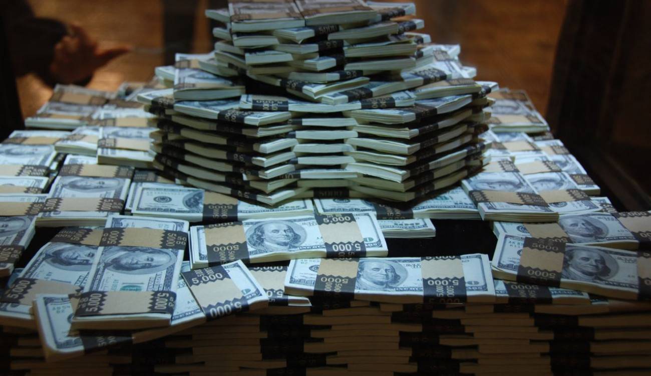 ثروته بلغت 335 مليار دولار.. من هو أغنى رجل في العالم؟