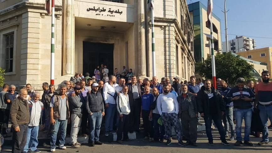 بالفيديو والصور.. إضراب عمال واعتصام أمام بلدية طرابلس.. ماذا في التفاصيل؟