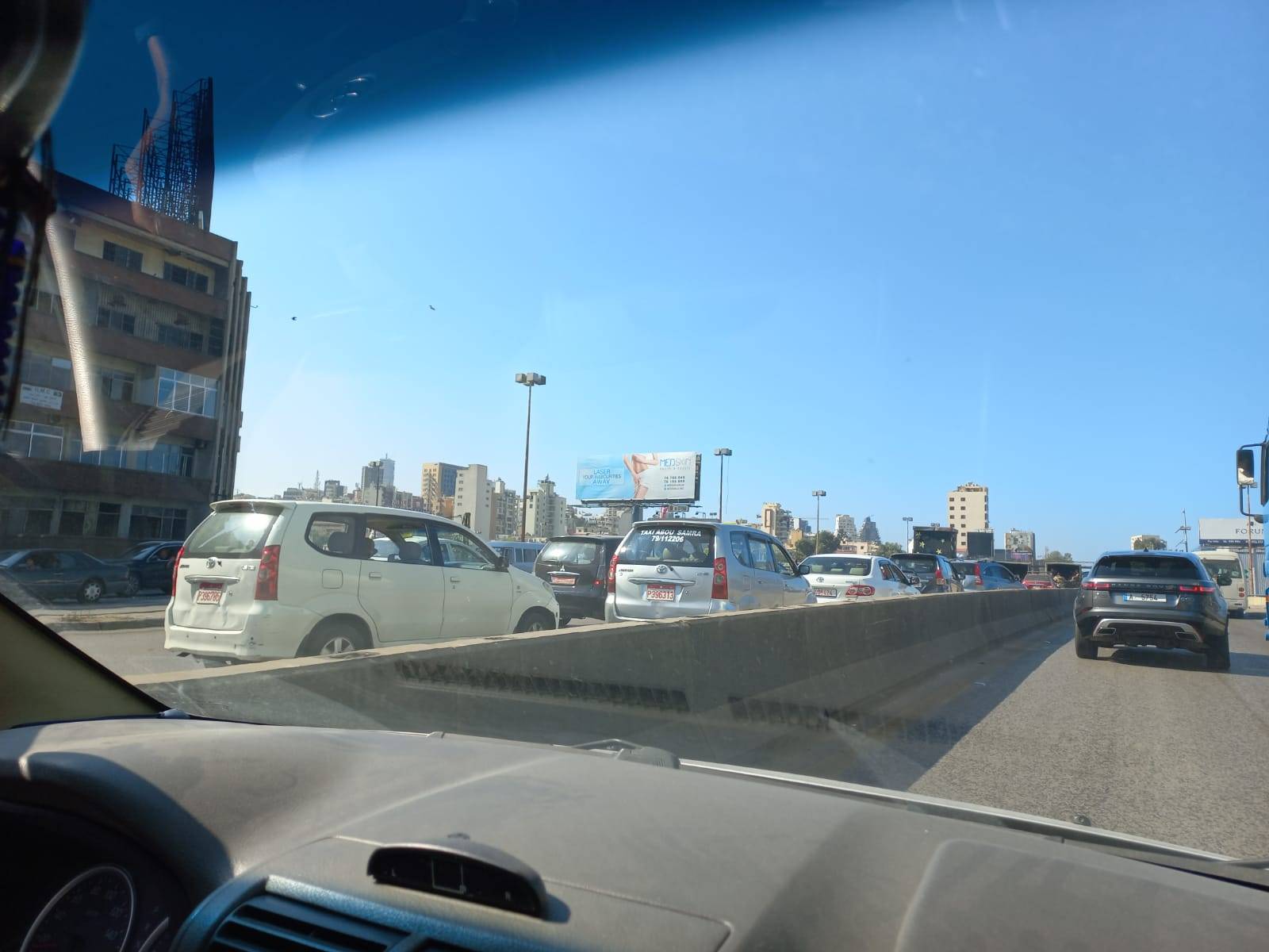 زحمة سير خانقة على أوتوستراد الدورة.. ماذا في التفاصيل؟