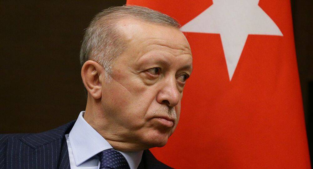 بالفيديو- أردوغان يمشي بطريقة غريبة يكاد يفقد اتزانه ويقع