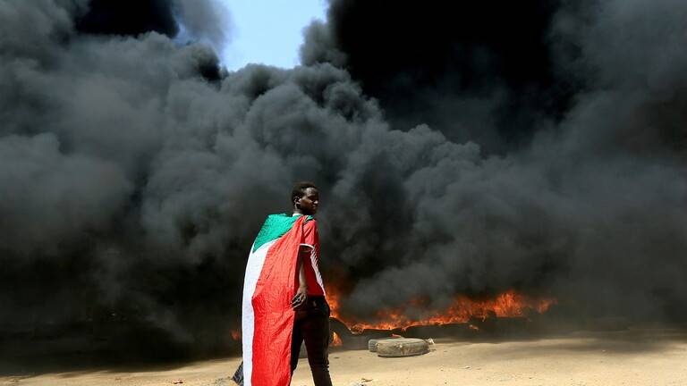 العسكريون والسياسيون في السودان يقتربون من التوصل لاتفاق لتقاسم السلطة