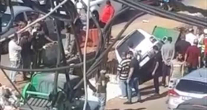 بالفيديو.. انخساف الطريق في الأوزاعي وسقوط شاحنة داخل الحفرة