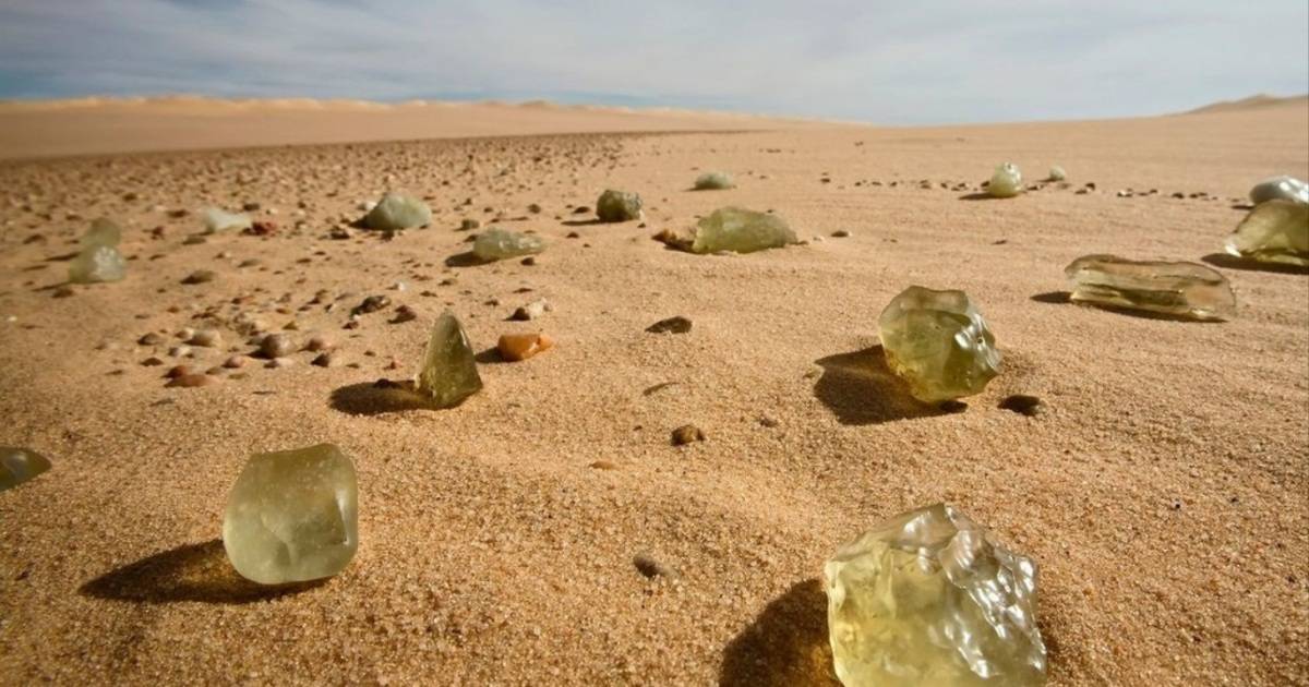 سر تناثر شظايا زجاج غامضة في صحراء أتاكاما!