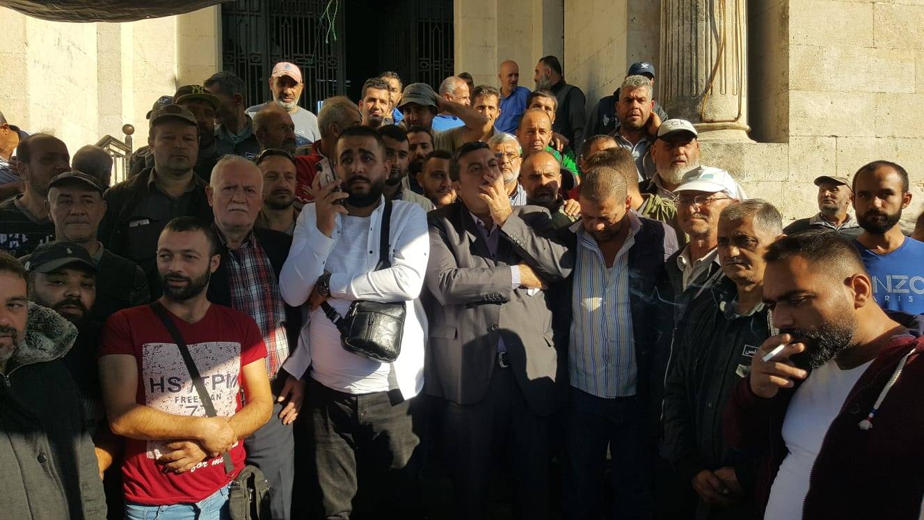 موظفو وعمال بلدية طرابلس يواصلون إضرابهم