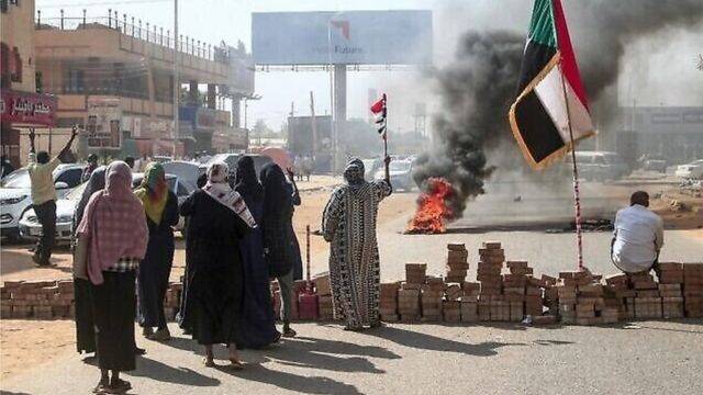 على وقع استمرار الاحتجاجات
البرهان يبرر قراراته وحميدتي :تصحيح لمسار الثورة
