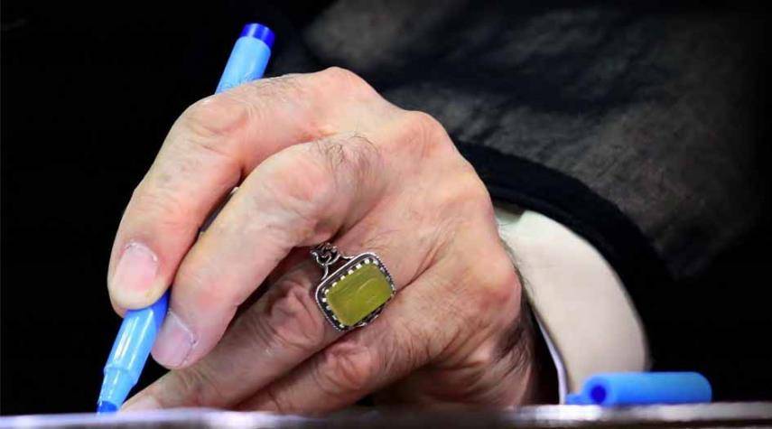 إيران.. حظر صحيفة يومية نشرت صورة "يد" خامنئي