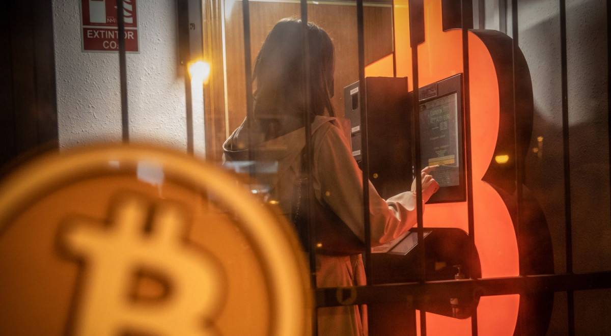 بعد إطلاق صناديق "بتكوين".. كيف تستثمر بأكبر عملة مشفرة دون أن تشتريها؟