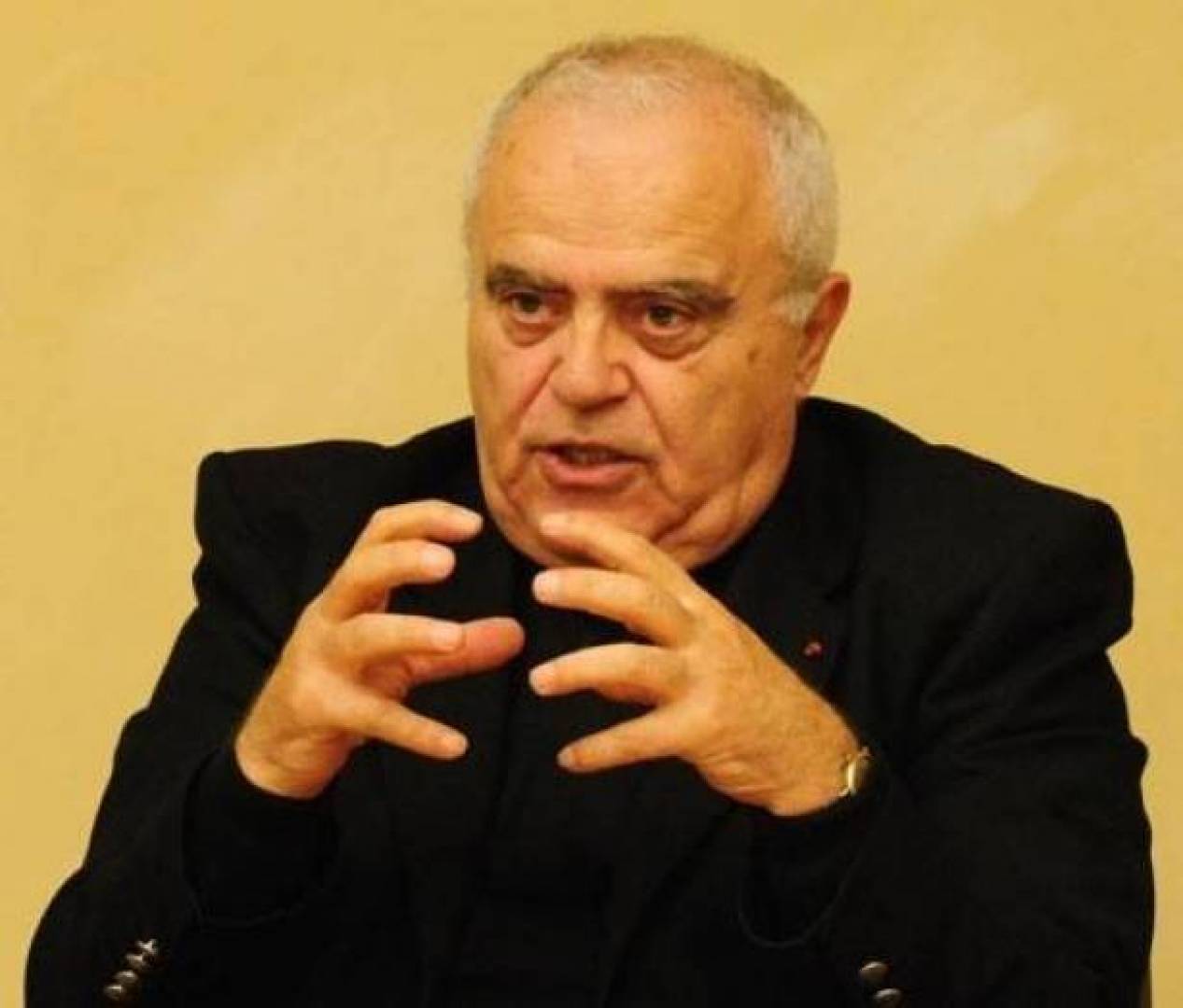 القضاء الفرنسي يحكم غيابياً على الكاهن منصور لبكي بالسجن 15 عاماً