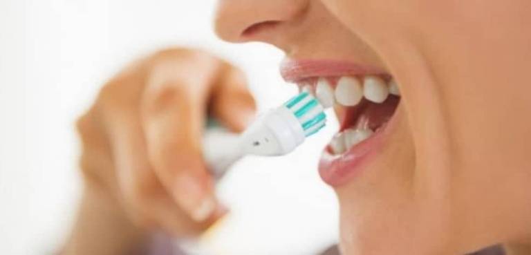 تعرف على الطريقة الصحيحة للإمساك بفرشاة الأسنان