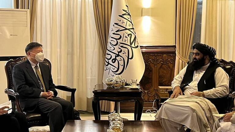وزير الخارجية في الحكومة الأفغانية المؤقتة يجتمع مع سفير الصين