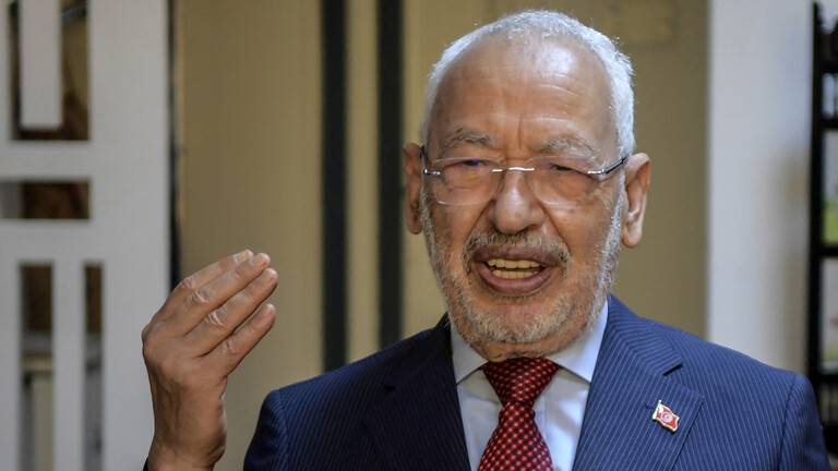 "مستعد لتقديم استقالتي".. الغنوشي يدعو الرئيس التونسي للالتزام بالدستور الذي أقسم عليه
