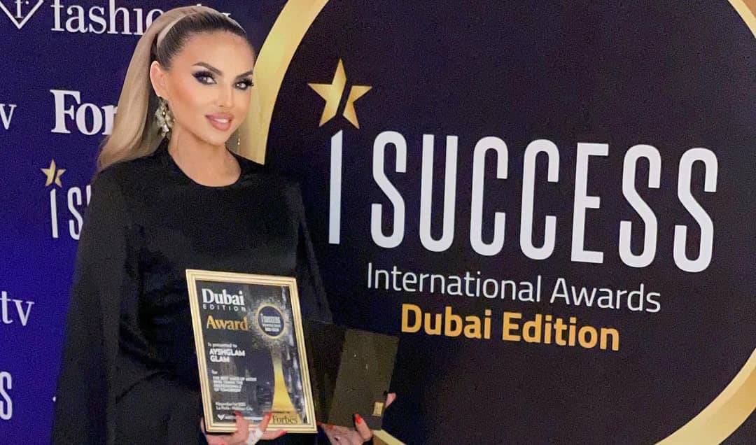 تكريم خبيرة التجميل أيشا غلام في حفل فوربس