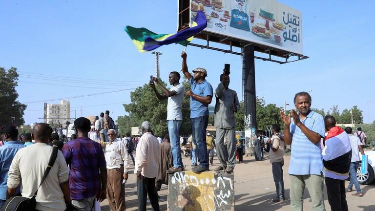 اعتقالات وتفريق احتجاج للمعلمين بقنابل الغاز في السودان