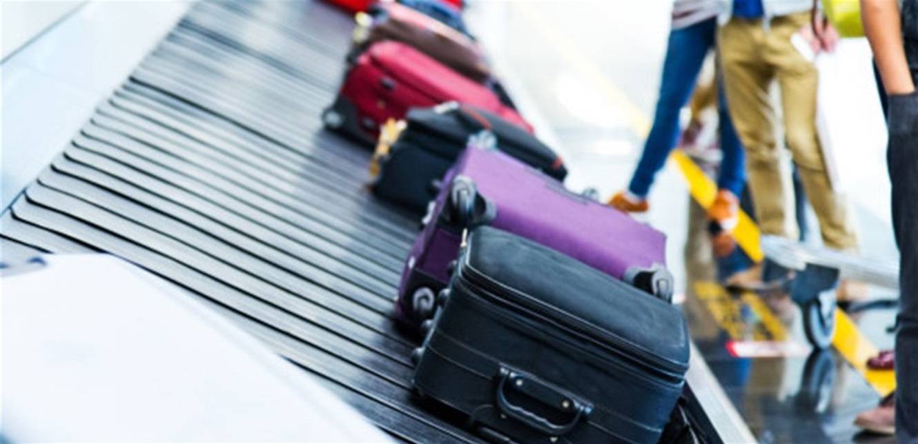 لهذا السبب يتأخر وصول الحقائب في المطار