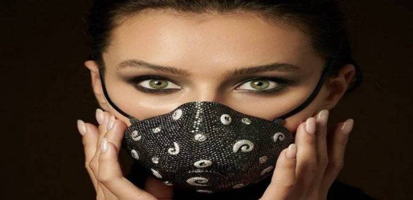 بالفيديو- مصنوعة من أحجار الألماس.. أغلى كمامة بالعالم تعرض في "موسم الرياض" وسعرها خيالي!