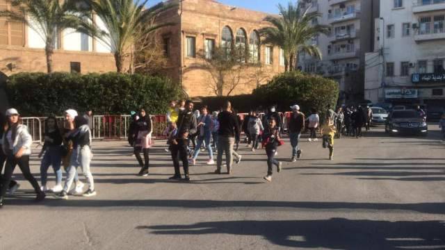 بعد احتجاز 65 مواطناً لبنانياً في تركيا.. اعتصام أمام منزل ميقاتي في طرابلس