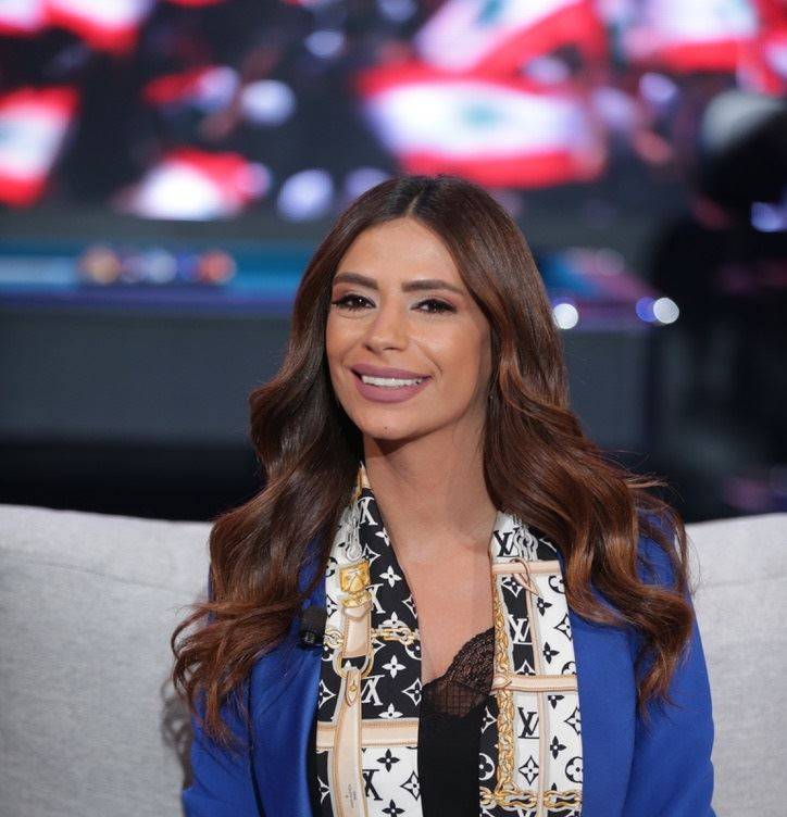 بالفيديو.. اعتداء على سيارة الصحافية جويل بو يونس وسرقة محتوياتها