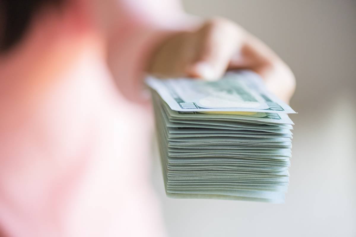 دولار السوق السوداء يتخطى الـ 22000 ليرة!