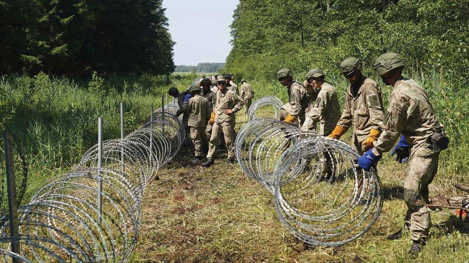 أزمة اللاجئين على حدود بولندا تتفاقم
أوروبا تهدد بالعقوبات وبيلاروسيا تلوح بقطع الغاز