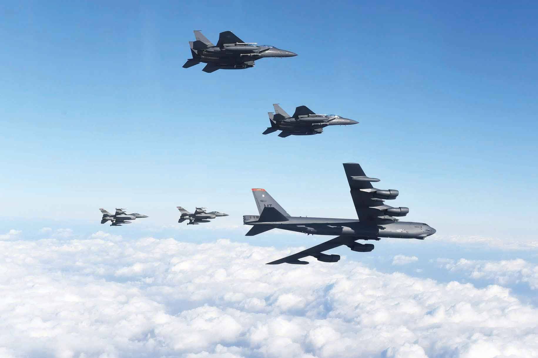 ميركل تطلب تدخل بوتين لحل مشكلة الهجرة مع بيلاروسيا
موسكو ترسل «قاذفات استراتيجية» للاستجابة للتطورات