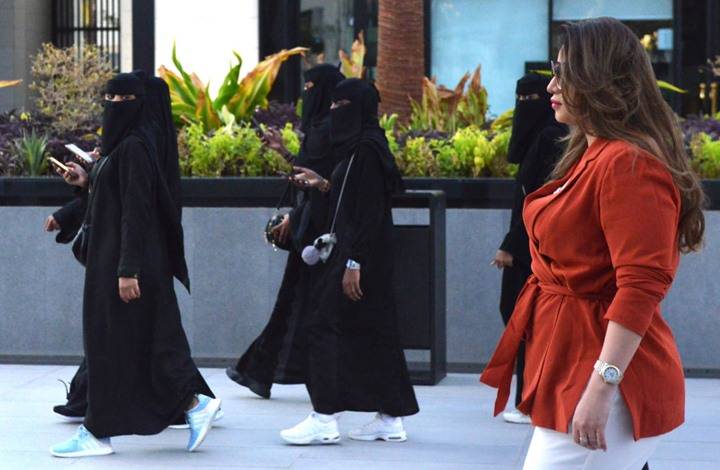 ظاهرة خلع الساتر بين "مبروك شلحتي الحجاب" و"حجابي سر نجاحي"… ماذا تقول الأحكام الدينية؟