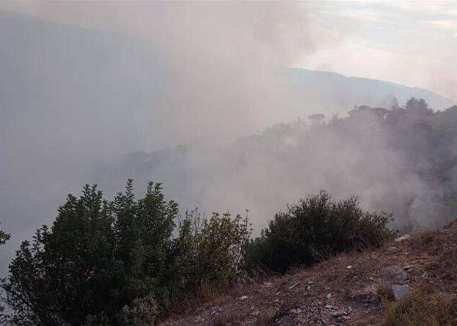 حريق كبير في بيت مري والدفاع المدني يعمل على إخماده