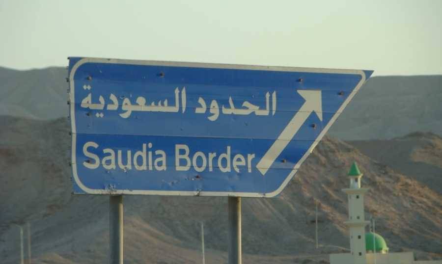 الشاحنات اللبنانية على الحدود السعودية... تنتظر فجوةَ انفراج