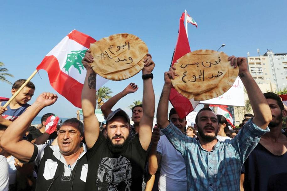 البلد على كف عفريت في ظلّ إعادة ترسيم للعلاقات الديبلوماسية الإقليمية
الضغوطات على لبنان الى إرتفاع... والهدف ترسيم الحدود الجنوبية
فوضى أسعار والفقر إلى 80% في نهاية العام مع غياب كلّي للحكومة