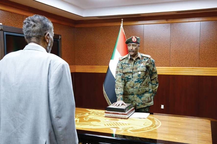 السودان: الدول الغربية تدعو لعودة حمدوك
ورفض شعبي لإعلان البرهان ترؤسه «مجلس السيادة»\