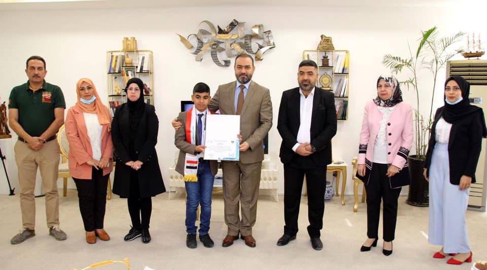 طفل عراقي موهوب يخترع نظارة تعمل على تنبيه سائقي المركبات