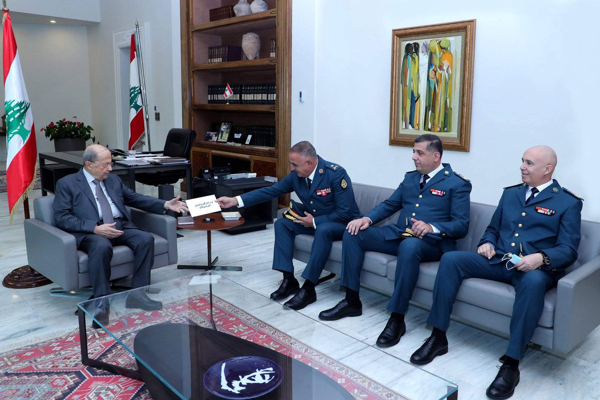سلّم عون دعوة لحضور احتفال عيد الاستقلال.. وفد من قيادة الجيش في قصر بعبدا
