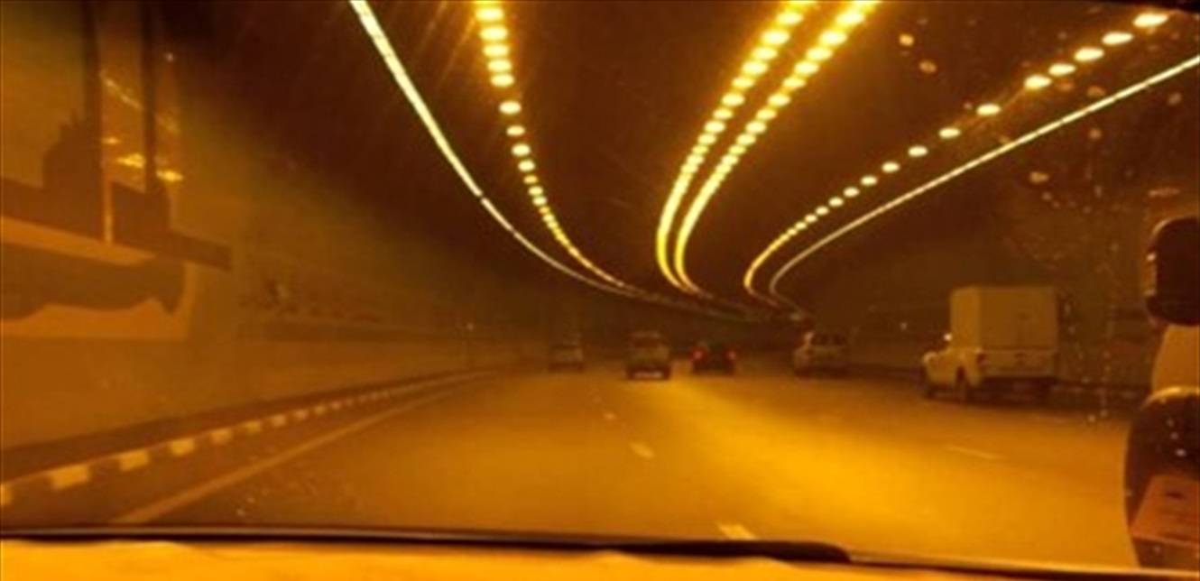 بالفيديو: حريق داخل سيارة في نفق خلدة
