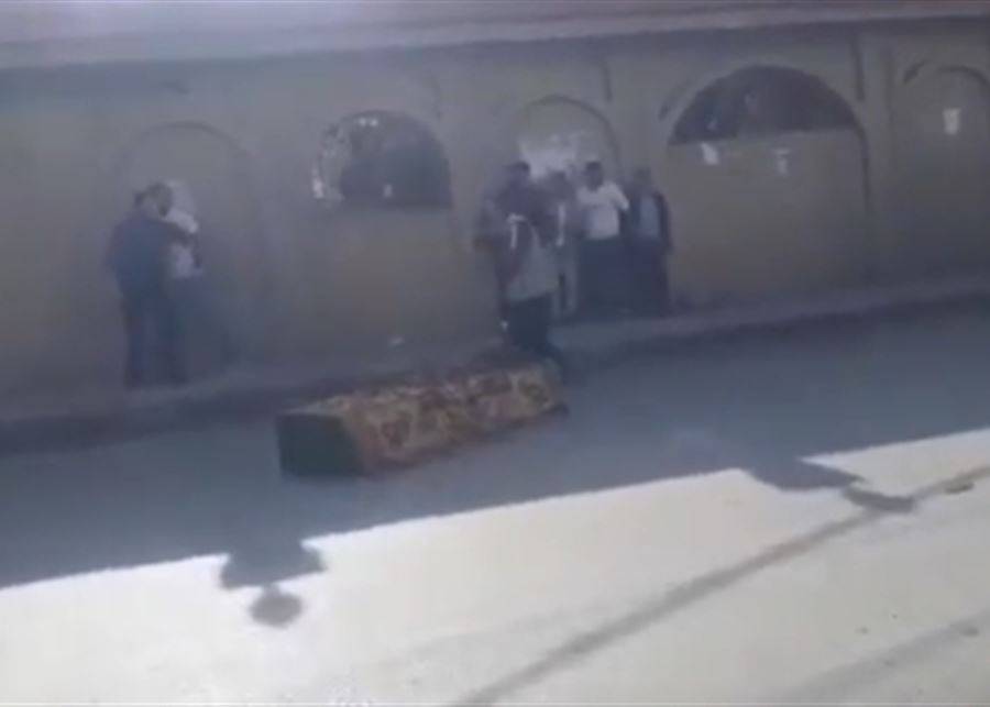 بالفيديو- "تركوا النعش وسط الطريق وهربوا"... بعد اطلاق النار على تشييع في عكار!