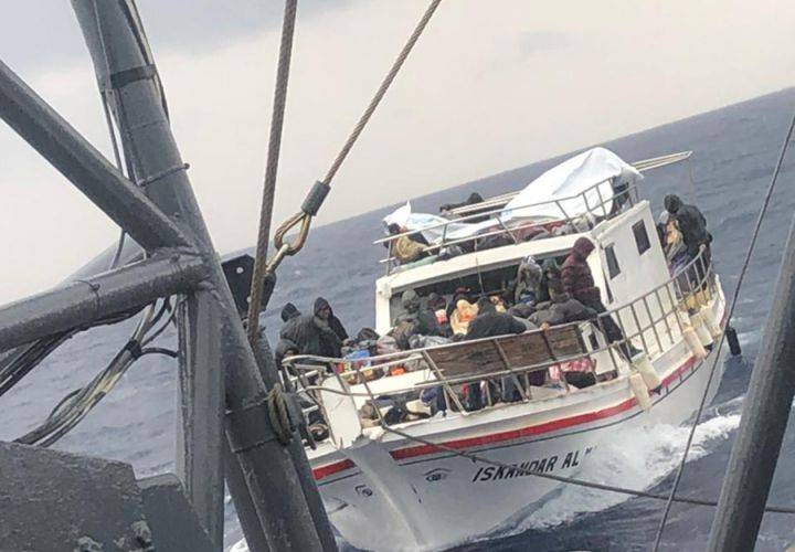 الجيش: إنقاذ مركب على متنه 91 شخصاً من الغرق