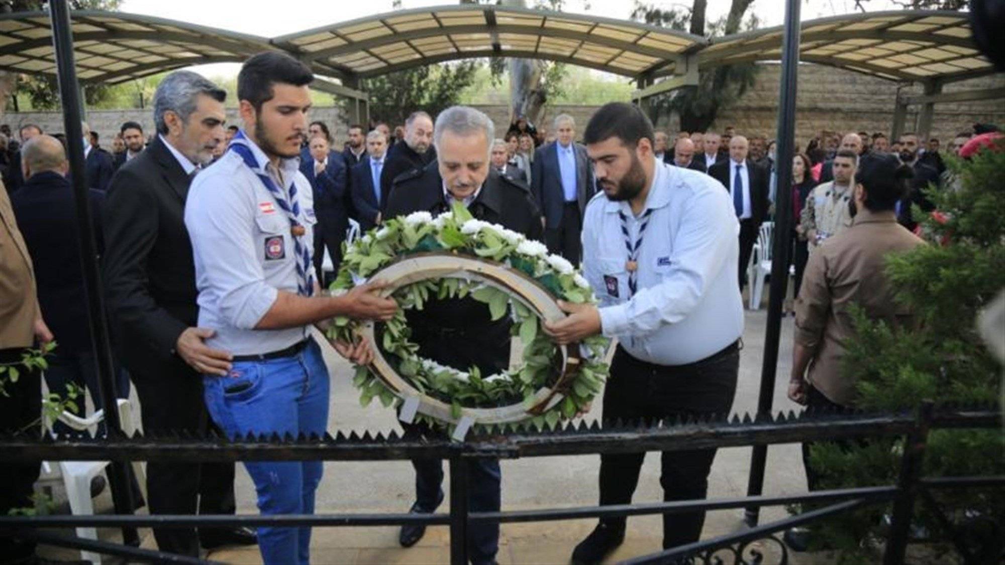 أكاليل على ضريح الأمير مجيد أرسلان