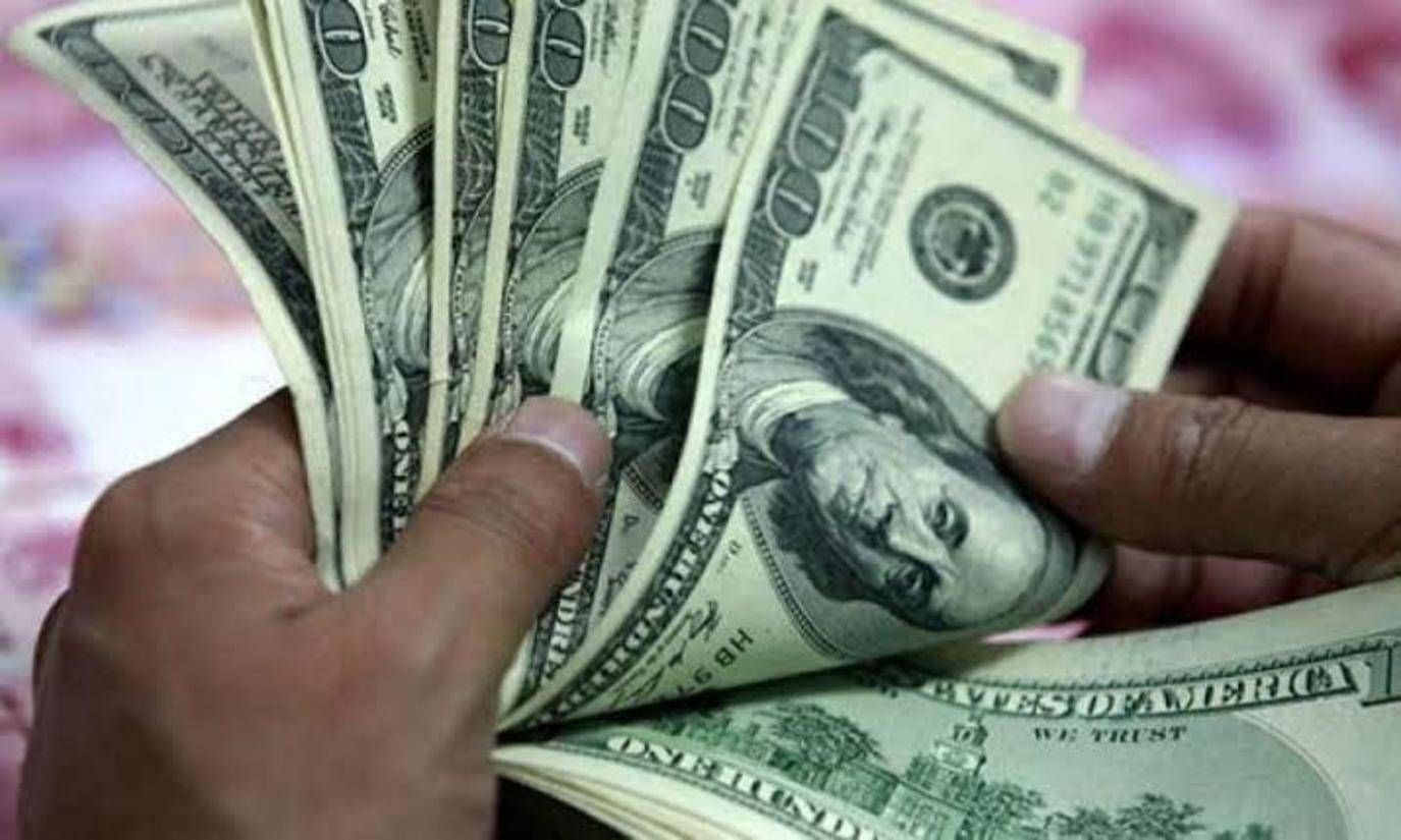 دولار السوق السوداء يواصل تحليقه 